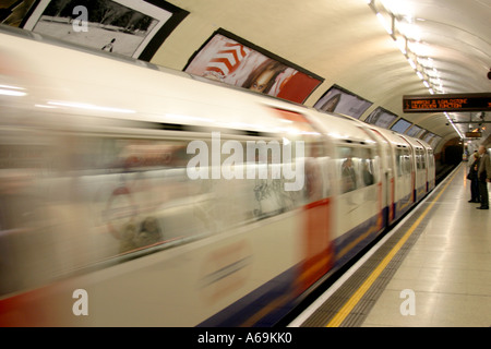 Zug vorbei durch Bahnsteig der U-Bahn London UK Stockfoto