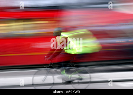 Radfahrer auf dem Fahrrad Beschleunigung nach unten den Strand London UK Stockfoto