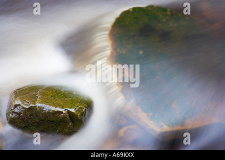 Detail eines Wasserfalls auf einem Moor-Strom fließt über Felsen am Lady Clough im Peak District Derbyshire England Stockfoto