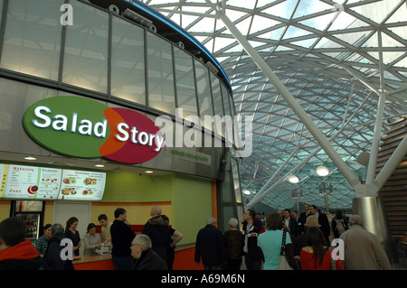 Salat Geschichte Speisen stehen im Zlote Tarasy (Goldene Terrassen) Einkaufszentrum in Warschau, Polen Stockfoto