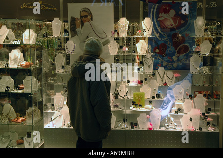 Frau auf der Suche auf Bijou Brigitte Boutique Schaufenster im Zlote Tarasy (Goldene Terrassen) Einkaufszentrum in Warschau, Polen Stockfoto