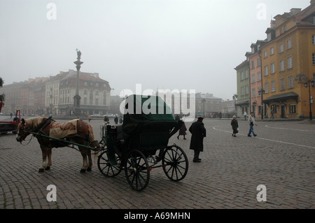 Pferd Droshky und Spalte von Sigismund III Waza im Hintergrund, Altstadt in Warschau, Polen Stockfoto