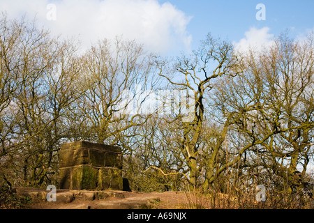 Sockel auf dem Gelände des Armada Beacon an Alderley Edge in Cheshire Stockfoto