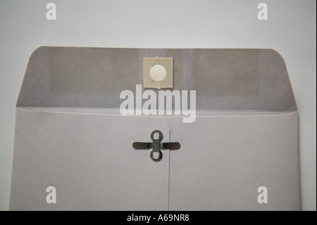 Studioaufnahme von einem offenen schlicht grau Umschlag auf einer weißen Fläche 2006 Stockfoto