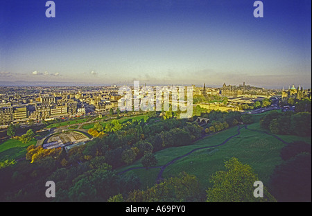 Am frühen Morgen mit Blick auf die Princes Street Park Edinburgh Schottland Stockfoto