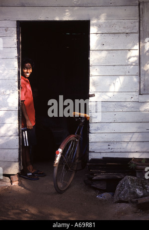 Young Asian Boy stehen in Tür in Sri Lanka Stockfoto