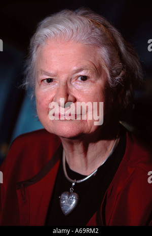 DIE KRIMINALITÄT SCHRIFTSTELLER PD JAMES BEIM CHELTENHAM FESTIVAL LITERARISCHE OCT 2005 Stockfoto