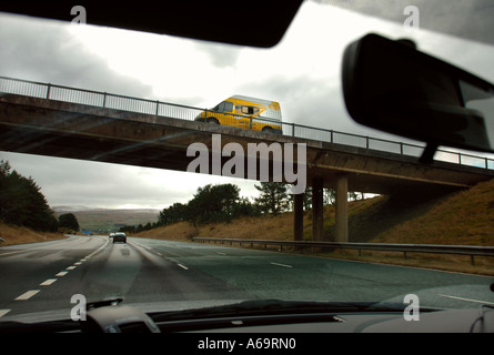 EINE GESCHWINDIGKEIT KAMERA SICHERHEIT POLIZEIWAGEN AUF EINER AUTOBAHNBRÜCKE IN CUMBRIA UK Stockfoto