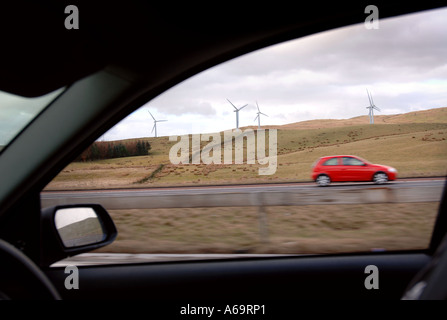 WINDKRAFTANLAGEN, DIE SICHTBAR VON DER AUTOBAHN M6 AUTOBAHN IN CUMBRIA UK Stockfoto