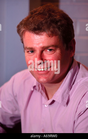 MARK HADDON AUTOR VON THE CURIOUS INCIDENT OF THE DOG IN THE NIGHT-TIME ABGEBILDET AUF DEN CHELTENHAM LITERATURTAGEN OCT 2005 Stockfoto