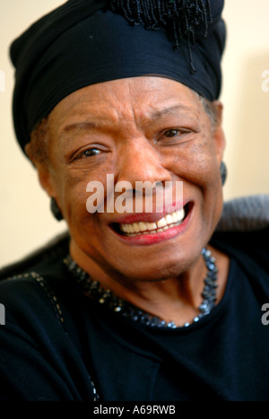 DER VERFASSER DER ICH WEIß, WARUM DER EINGESPERRTE VOGEL SINGT MAYA ANGELOU ABGEBILDET AUF DEN CHELTENHAM LITERATURTAGEN OKT 2005 Stockfoto