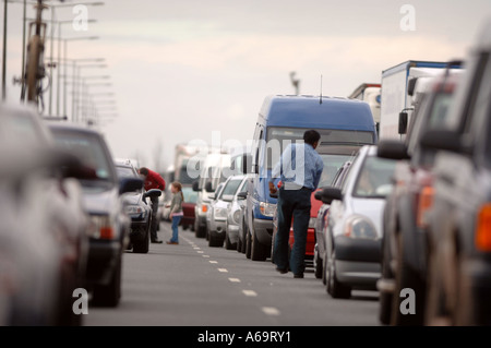 EIN STAU NACH EINER POLIZEI-ZWISCHENFALL AUF DER M6 NÖRDLICH VON BIRMINGHAM UK Stockfoto