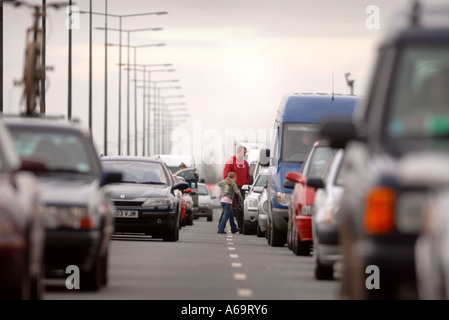 EIN STAU NACH EINER POLIZEI-ZWISCHENFALL AUF DER M6 NÖRDLICH VON BIRMINGHAM UK Stockfoto