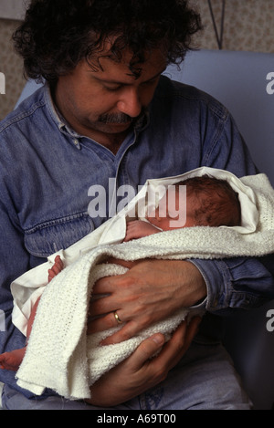Vater hält seinen Neugeborenen baby Stockfoto