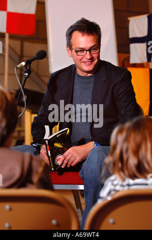 CHARLIE HIGSON LIEST EIN PUBLIKUM VON KINDERN AUS SEINER JUNGEN BOND BÜCHER BEIM CHELTENHAM LITERARISCHE FESTIVAL OKT. 2005 Stockfoto