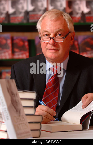 EX-VORSITZENDER DER KONSERVATIVEN PARTEI UND DER LETZTE GOUVERNEUR VON HONG KONG CHRIS PATTEN BEIM CHELTENHAM FESTIVAL LITERARISCHE OCT 2005 Stockfoto