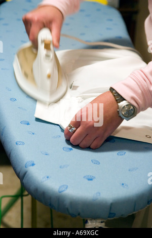 Ausschneiden, Nahaufnahme Bild von Frauenhand Bügeln. Langsame Verschlusszeit für dynamischen Bild mit Motion blur. Stockfoto