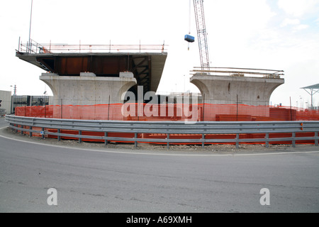 Verzögerung und Unannehmlichkeiten bei Wartungsarbeiten auf den italienischen Autobahnen. Stockfoto