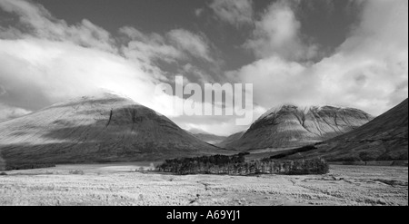 Ein Blick auf The Trossachs, an einem feinen Wintertag in einer monochromen Studie, Schottland, UK Stockfoto