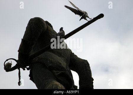 Statue eines militärischer Held und Taube, Sevilla, Spanien Stockfoto