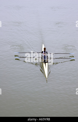 Team üben Doppelzweier am Fluss Guadalquivir, Sevilla, Spanien Stockfoto
