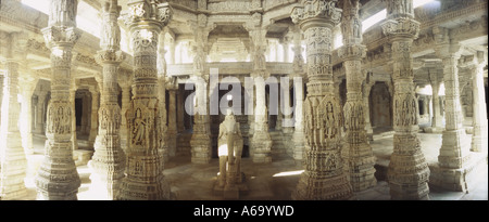 VDA77224 Panoramablick auf Innenraum Ranakpur Jain-Tempel mit kunstvollen Schnitzereien auf Marmor Ranakpur Rajasthan Indien Stockfoto