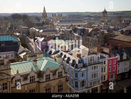 Blick nach Süden von Str. Mary die Jungfrau, Corpus Christi College und der Tom Tower auf der rechten Seite. Oxford, England, Vereinigtes Königreich. Stockfoto