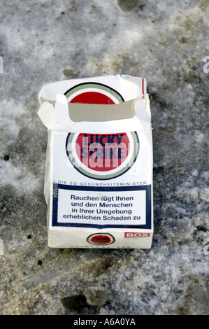 Glückstreffer leeren Zigarette Paket Boden Winter kalt ...