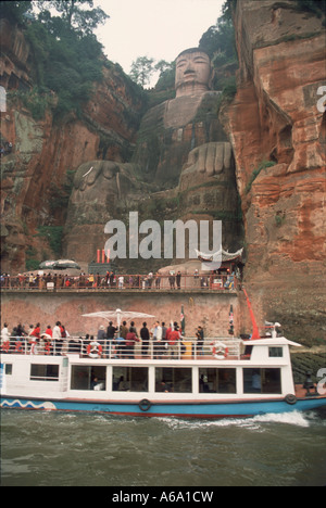 China, Sichuan, Dafo (großer Buddha), Le Shan, Flussschiff, große Buddha und Besucher, Plattform über Wasserstraße Stockfoto