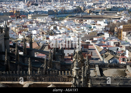 Das Dach der Kathedrale Sevillas mit Maestranza Stierkampfarena auf Hintergrund als gesehen, Blick nach Westen von Giralda Turm Stockfoto