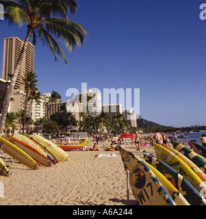 Blick entlang der Waikiki Beach mit Surfbrettern gestapelt in Regalen entlang auf dem Sand Honolulu Insel Oahu Hawaii Stockfoto