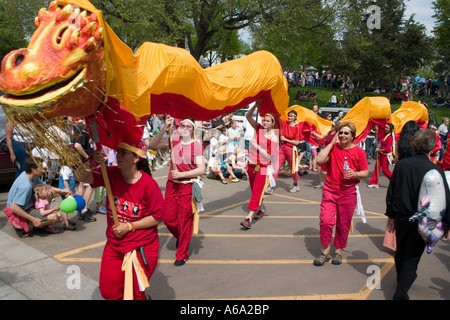 Dragon-Puppe im Herzen der Bestie May Day Festival und Parade. Minneapolis Minnesota USA Stockfoto