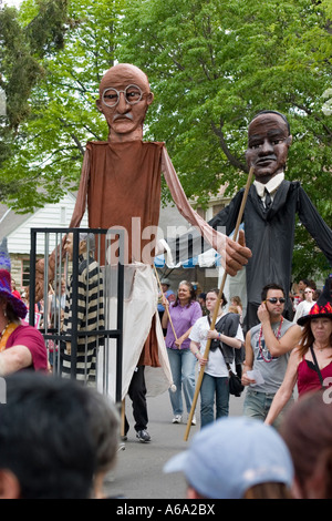 Riesige Marionetten auf Stelzen. Im Herzen der Bestie Maifeiertag Festival und Parade Minneapolis Minnesota USA Stockfoto