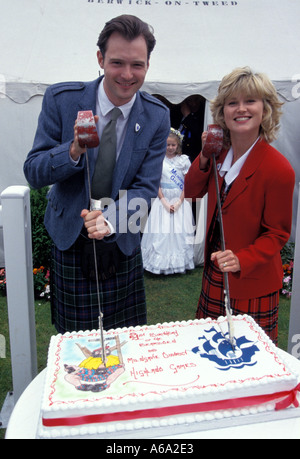 John Leslie mit Anthea Turner bei Milngavie Highland Games in Blue Peter-Tagen Stockfoto