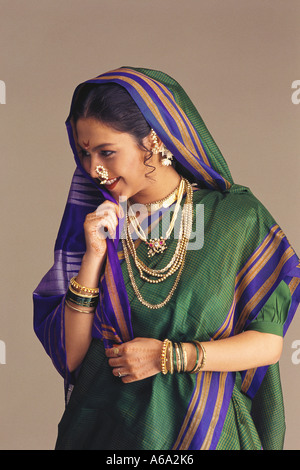 VDA77154 Indische Maharashtrian Braut gekleidet In traditionellen Braut Kostüm Mitte Schuss Lachen Herr #123 Stockfoto
