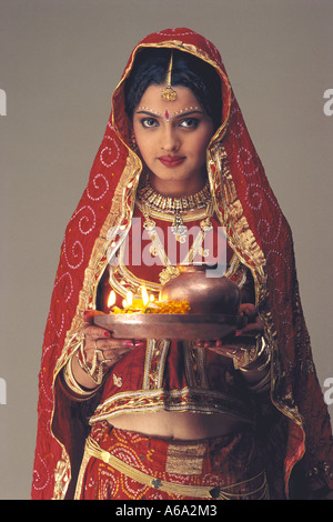 VDA77157 Rajasthani Braut gekleidet In traditionellen Braut Kostüm Mitte Schuss hält eine Puja Thali mit Lampe MR #121 Stockfoto
