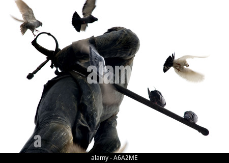 Statue eines militärischer Held und Taube, Sevilla, Spanien Stockfoto