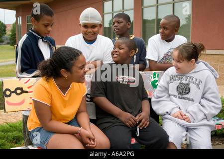 Gruppe der afrikanischen amerikanischen und kaukasischen jungen und Mädchen im Alter von 12 Jahren Gespräch. Gemeindezentrum St. Paul Minnesota USA mahnen Stockfoto