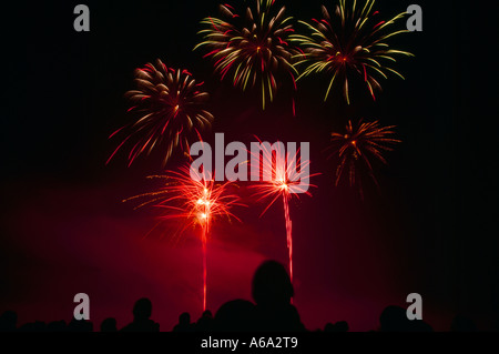 Leute sehen Feuerwerk in Guy Fawkes Nacht 5. November jährliches Gedenken an den Misserfolg des Schießpulverparlaments in Surrey England 1605 Stockfoto