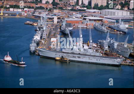 Aerial Blick British Naval Base Portsmouth UK zeigt HMS Ark Royal Juli 2002 Stockfoto