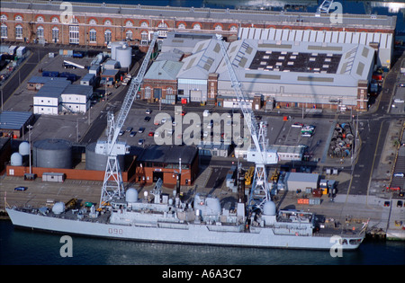 Aerial View von British Naval Base Portsmouth UK zeigt Typ 42 Zerstörer HMS Southampton Juli 2002 Stockfoto