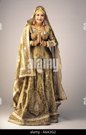 Indischen Hindu Kashmiri Braut gekleidet In traditionellen Braut Kostüm tun Namaste Modell-Release-Nummer 142 Stockfoto