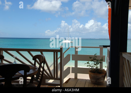 Karibik-Café mit Blick auf das Meer Stockfoto