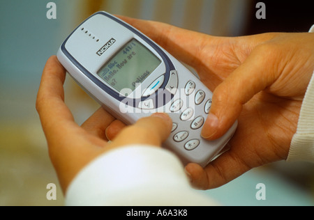 SMS auf Handy Nokia 3310 Stockfoto