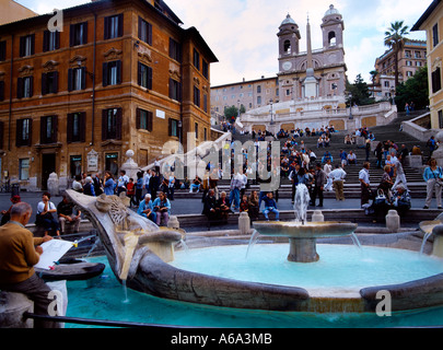 Rom Italien Fontana della Barcaccia in Piazza Di Spagna an der Spanischen Treppe Stockfoto