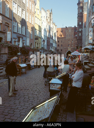 Blick entlang ul mariacka (St Mary Street) in Richtung brama mariacka (St Mary's Gate), Danzig, Pommern, Polen. Stockfoto