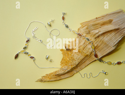 Polnischen Bernstein Schmuck. Halskette, Armband und Ohrringe. Stockfoto