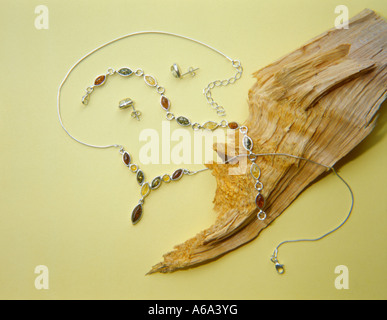 Polnischen Bernstein Schmuck. Halskette, Armband und Ohrringe. Stockfoto