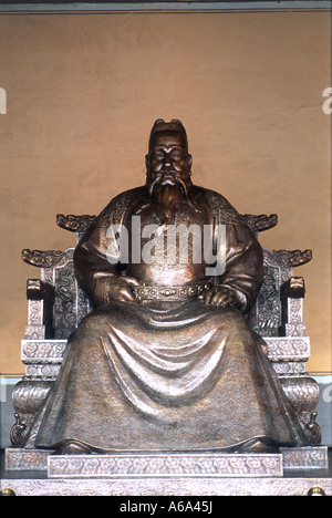 China, Beijing, Chang Ling, Statue des Yongle-Kaisers bronze Figur des dritten Ming-Kaiser Stockfoto