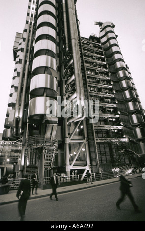 Lloyds Gebäude der City of London schwarz & weißen ehrliche Bild nehmen vom Straßenniveau blickte Bauarbeiter Straße Stadt Stockfoto